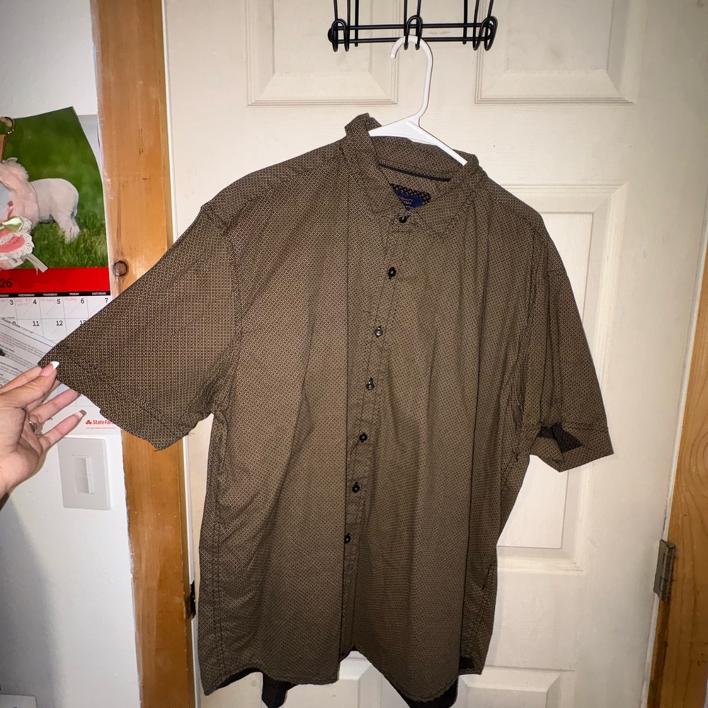 Men's Short Sleeve Button-Up Shirt in Brown Microdot